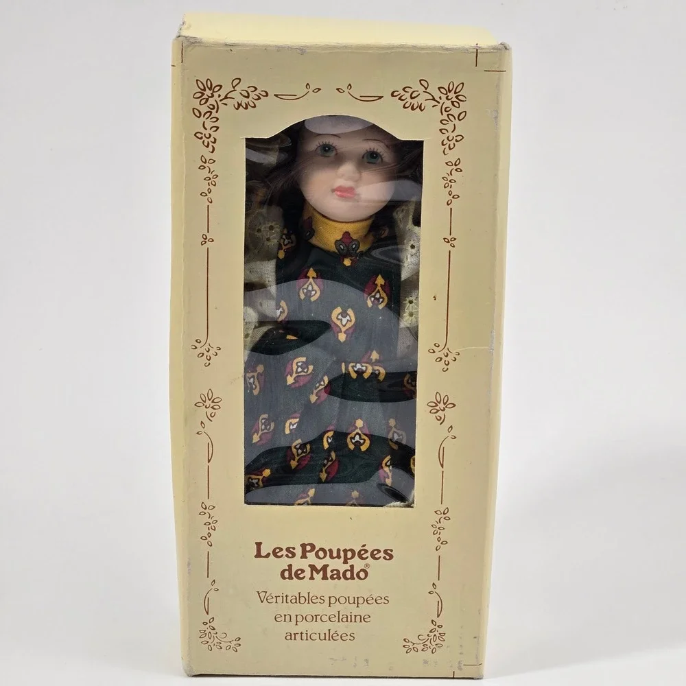 Les Poupees de Mado Porcelain Doll Articulated Yellow Floral Dress Straw Hat Box